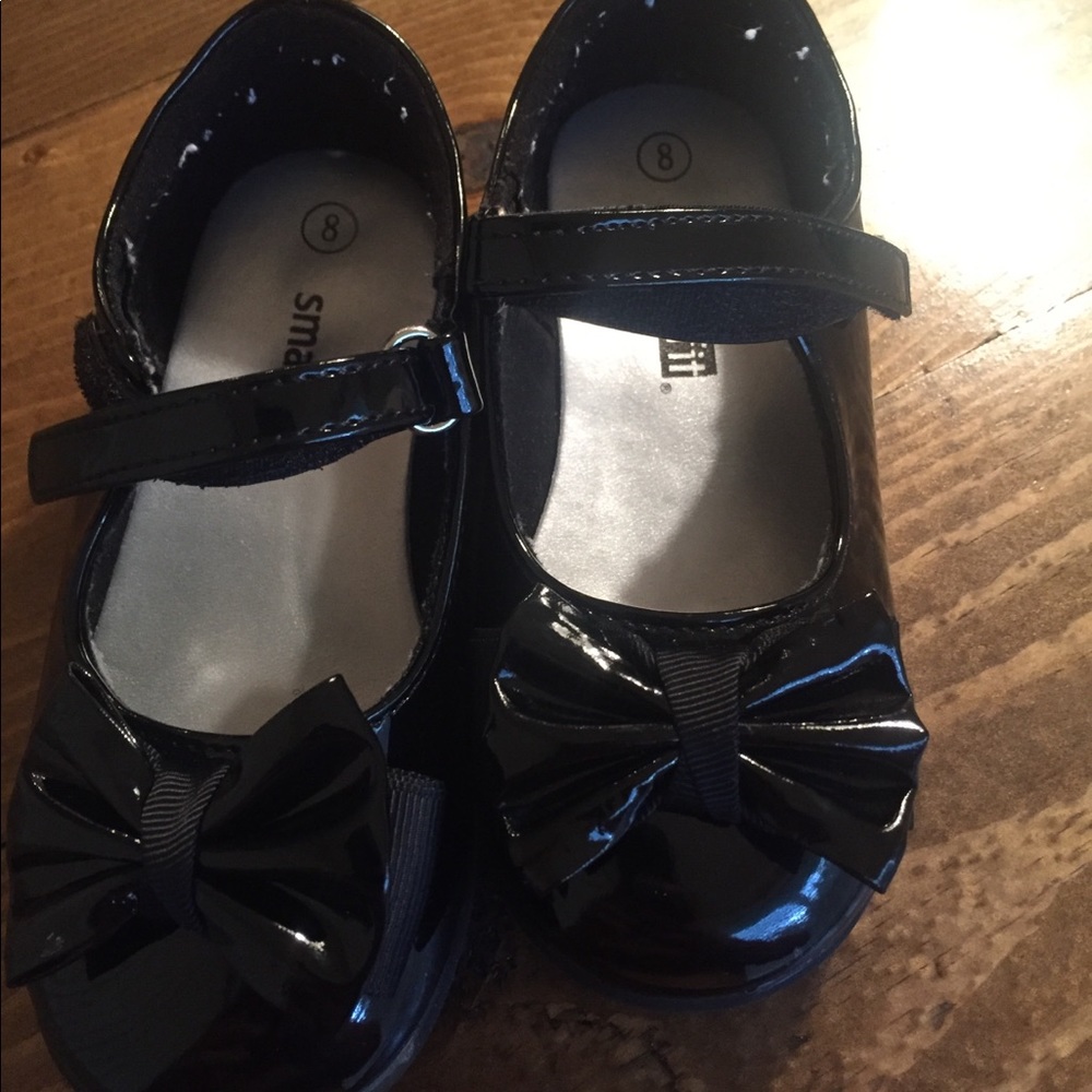 Girls size 8 shines dress shoes worn once.